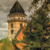 MĚSTO DAČICE: Věž kostela sv. Vavřince