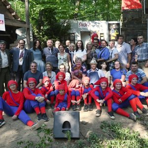 OBEC HLÍNA: Divadlo v lesním prostředí