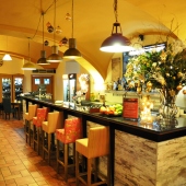 HOTEL CHVALSKÁ TVRZ: -