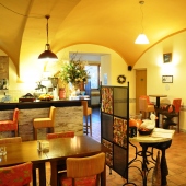 HOTEL CHVALSKÁ TVRZ: -