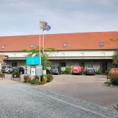 HOTEL CHVALSKÁ TVRZ: -