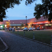 HOTEL CHVALSKÁ TVRZ: -