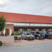 HOTEL CHVALSKÁ TVRZ: -