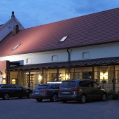 HOTEL CHVALSKÁ TVRZ: -