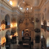 MĚSTO LUŽE: Interiér poutního chrámu