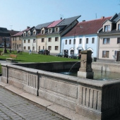 MĚSTO BOCHOV: Žulová kašna