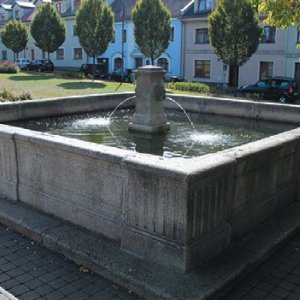 MĚSTO BOCHOV: Žulová kašna