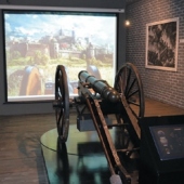 NÁVŠTĚVNICKÉ CENTRUM NOVÝ JIČÍN - MĚSTO KLOBOUKŮ: Expozice Generál Laudon - interaktivní dělo