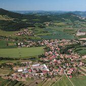 OBEC VELEMÍN: Letecký pohled na Velemín, Bílý Újezd a v pozadí horu Kletečnou