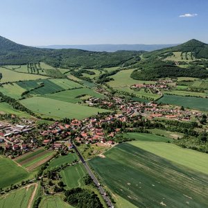 OBEC VELEMÍN: Velemín s horou Milešovkou a Kletečnou
