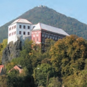 OBEC VELEMÍN: Zámek Milešov v pozadí s Milešovkou