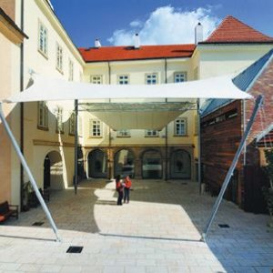 CHVALSKÝ ZÁMEK: Zámecké nádvoří