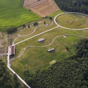 LETY U PÍSKU. PAMÁTNÍK HOLOKAUSTU ROMŮ A SINTŮ V ČECHÁCH